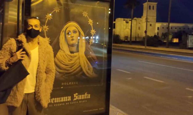 El Puerto utiliza sus mupis publicitarios para rendir tributo a su Semana Santa