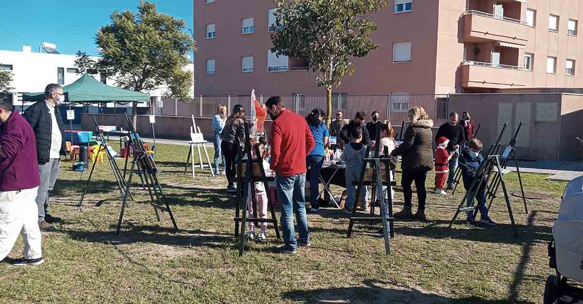 El muro de 80 metros de la Avenida de El Juncal empieza a convertirse en un paseo por la naturaleza