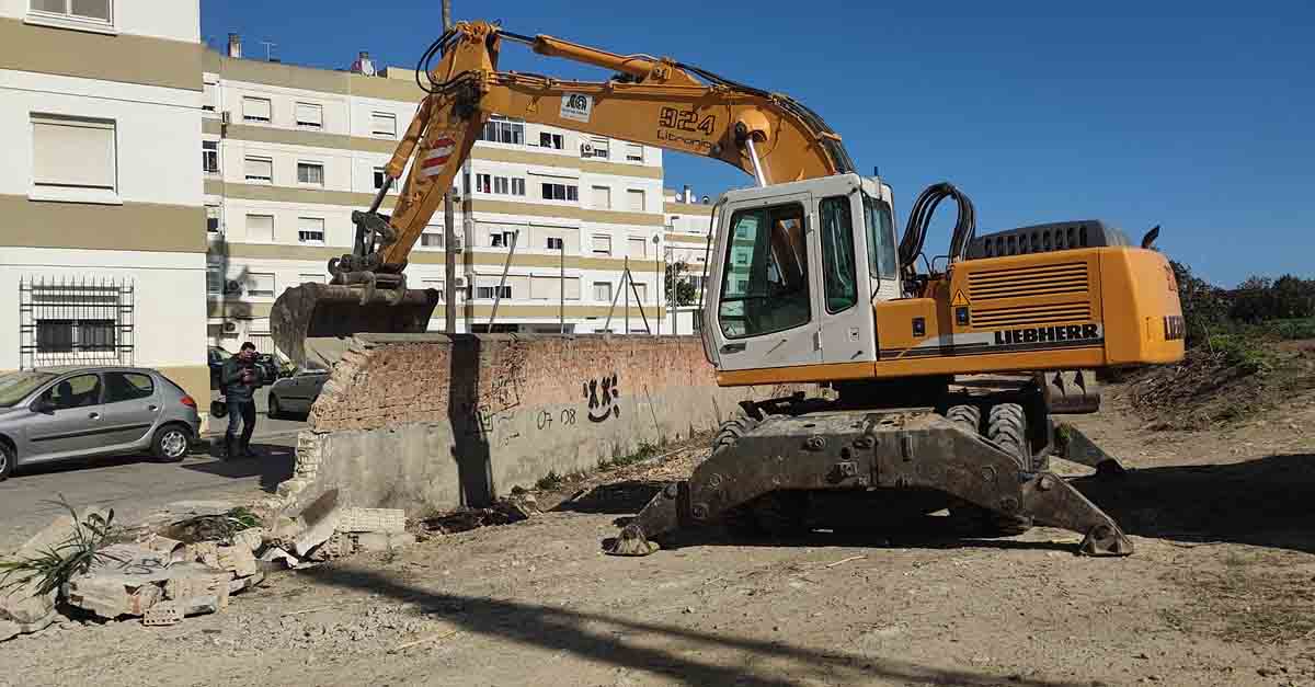 Comienza el derribo del muro de El Tejar que supone la eliminación de un punto negro en El Puerto