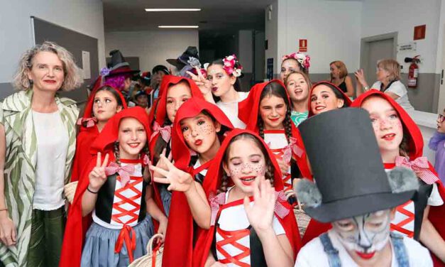 Alumnado del Poullet estrena el musical 'Dejaros de cuentos' en el Teatro Pedro Muñoz Seca