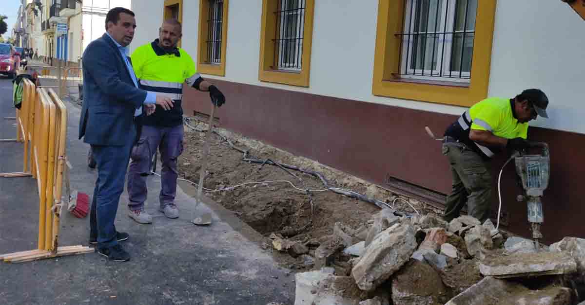 Mantenimiento Urbano coloca un nuevo acerado en la calle Aurora en el centro de El Puerto