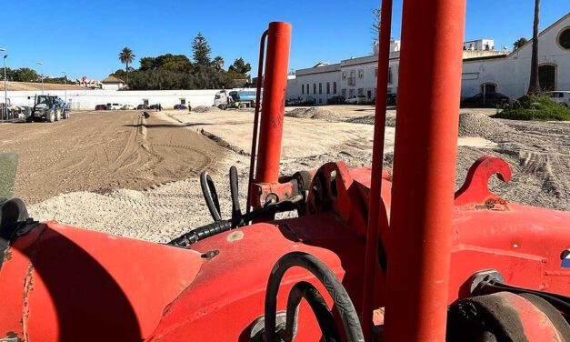 Acondicionado un solar municipal para aparcamiento en Jardín de Cano, videovigilado desde Jefatura 24/7