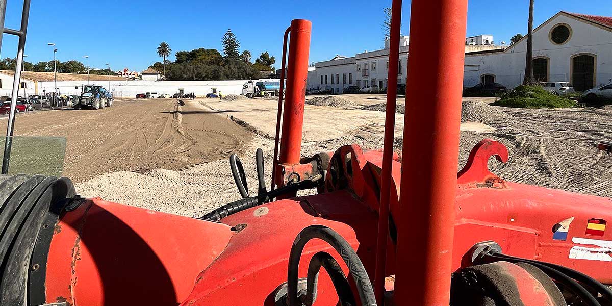 Acondicionado un solar municipal para aparcamiento en Jardín de Cano, videovigilado desde Jefatura 24/7