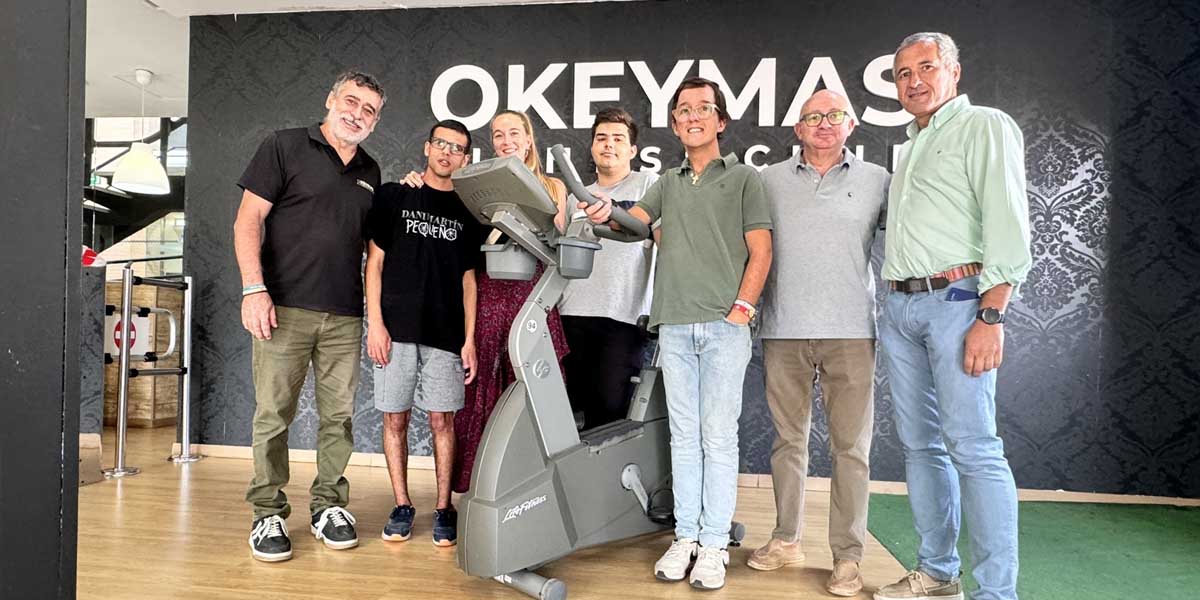 El Ayuntamiento y el gimnasio Okeymas donan una bicicleta estática a la Asociación Apadeni