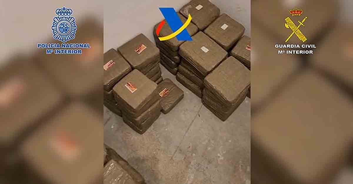 Dos detenidos por simular averías en veleros para introducir hachís en España