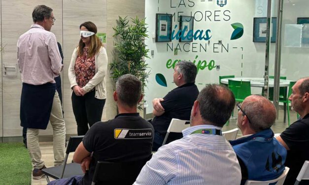 El Paseo forma a su personal en la atención a personas invidentes