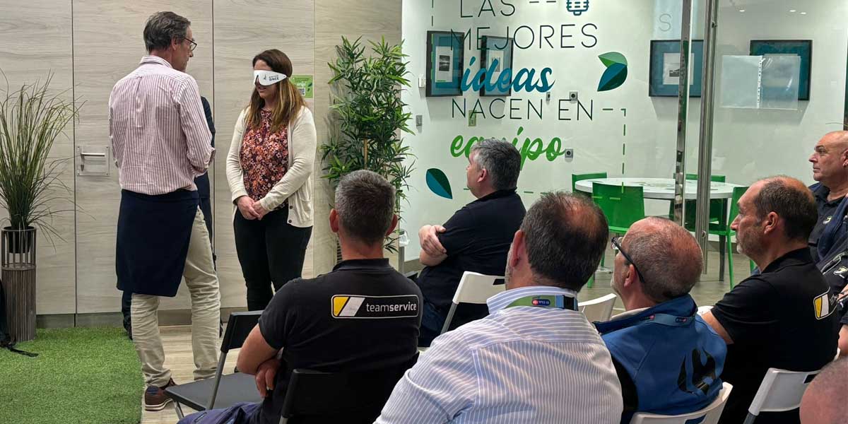 El Paseo forma a su personal en la atención a personas invidentes