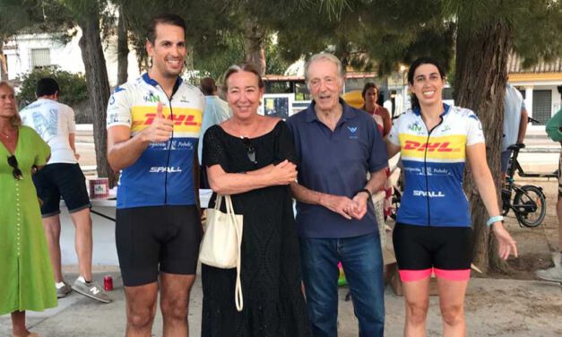 El Puerto da la bienvenida al deportista Guillermo Cuenca tras recorrer España en un reto ciclista a favor de la APU