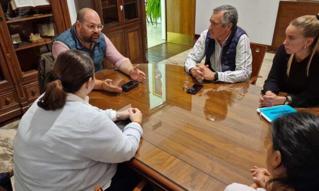 El Ayuntamiento explora vías de colaboración con Apadeni
