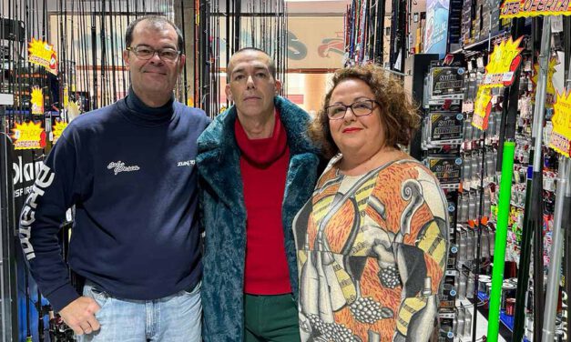Calleja visita "Sal de pesca", una tienda especializada que supone un paraíso para los amantes de esta actividad