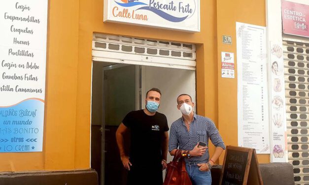 Calleja felicita a Alberto García por la apertura de un nuevo freidor en la calle Luna