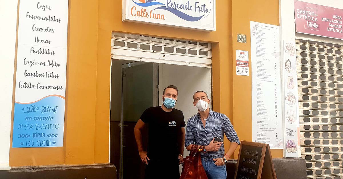 Calleja felicita a Alberto García por la apertura de un nuevo freidor en la calle Luna