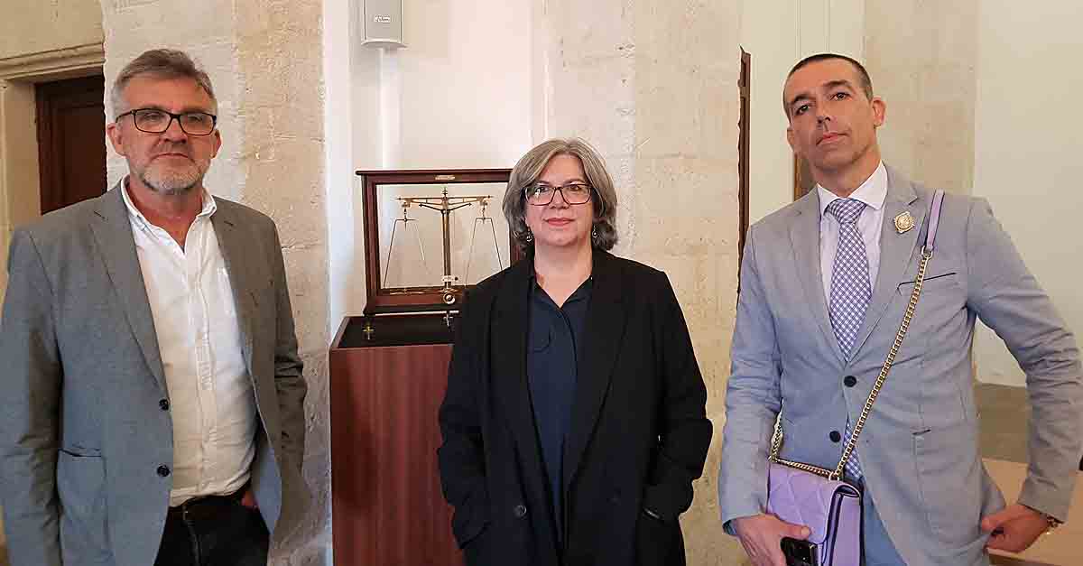 Una balanza de la farmacia del antiguo Hospital de San Juan de Dios, nueva pieza del mes