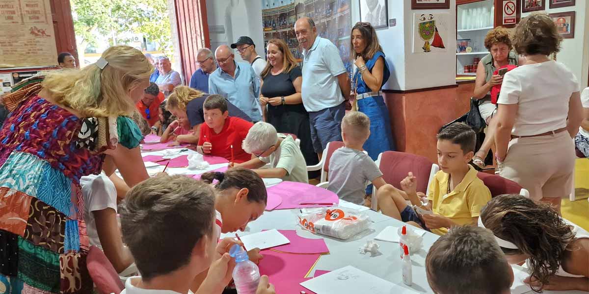 “Revoleras de Colores” mostró la visión artística de veinte niños sobre el mundo de la tauromaquia