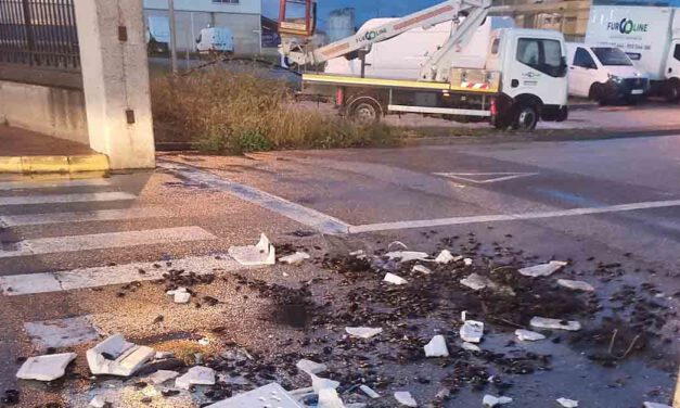Piquetes paran a un conductor de la lonja de El Puerto y tiran todo su pescado y marisco