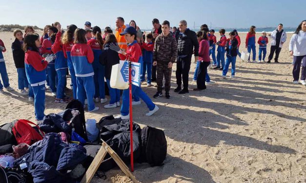Una marea verde de voluntarios clama contra los plásticos limpiando los espacios naturales de El Puerto