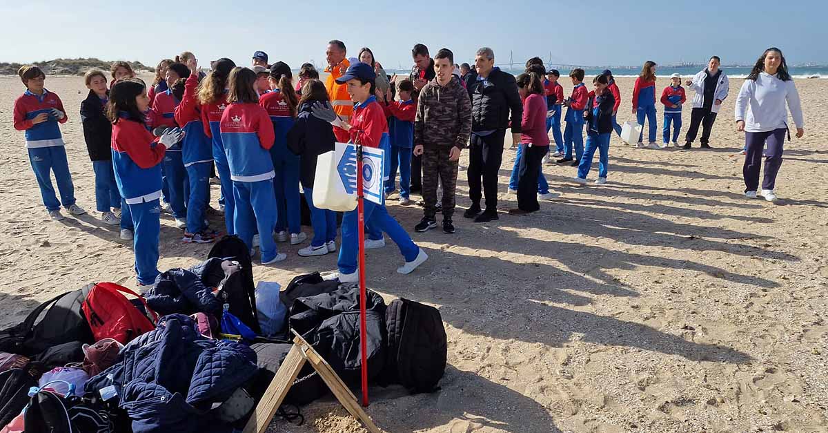 Una marea verde de voluntarios clama contra los plásticos limpiando los espacios naturales de El Puerto