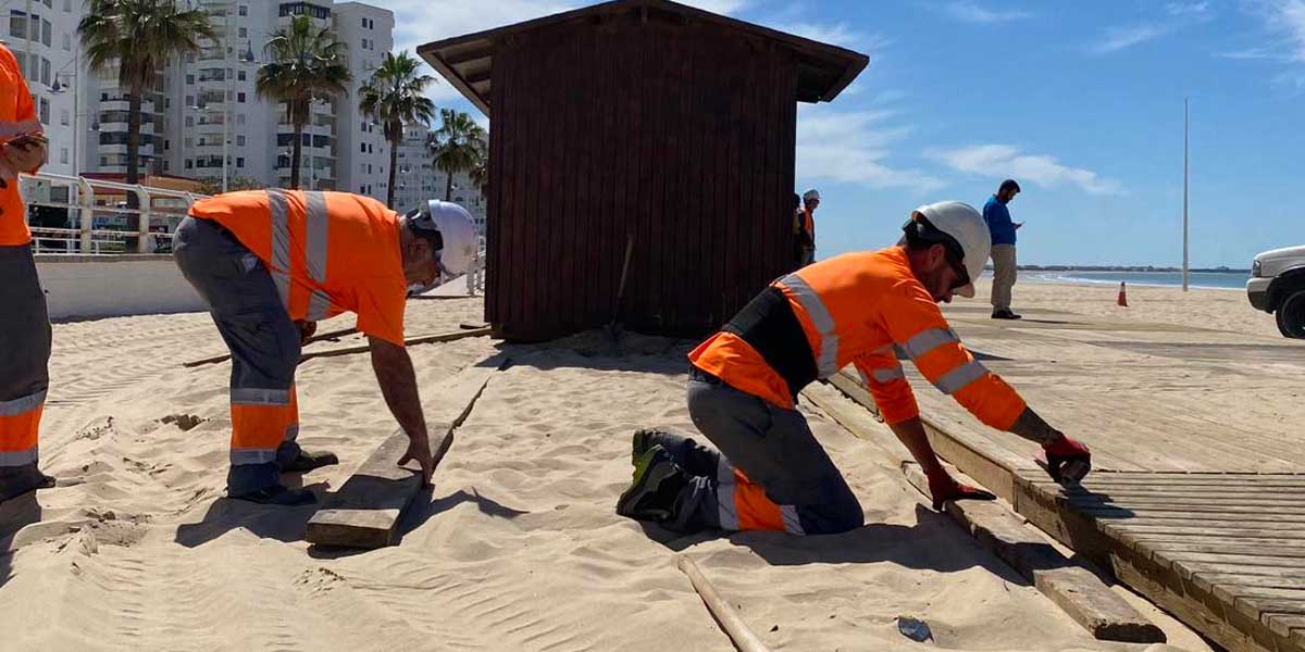 Las playas de El Puerto, preparadas para el buen tiempo