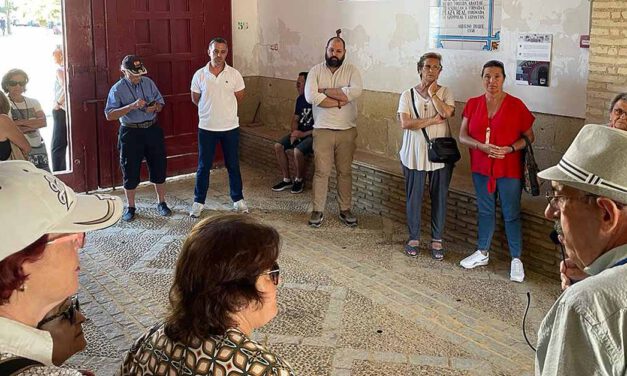 La AAVV Virgen de los Milagros y "Mirando por Nuestro Puerto" visitan la Plaza de Toros