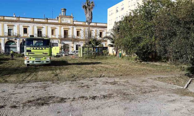 Medio Ambiente realiza una limpieza integral de la Plaza de la Pescadería