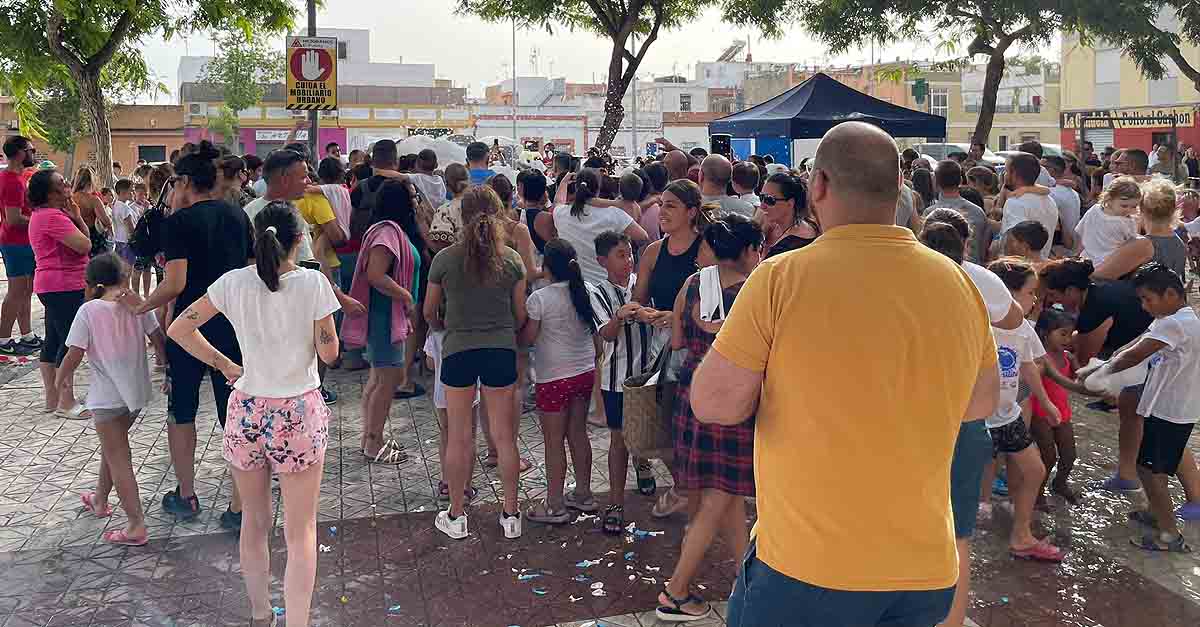 La Plaza de los Claveles de la Barriada El Tejar se llena del mejor ambiente y mucha espuma