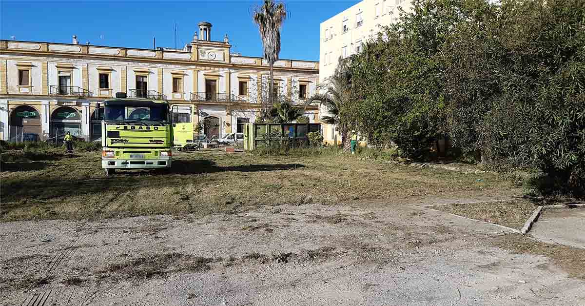 Medio Ambiente realiza una limpieza integral de la Plaza de la Pescadería