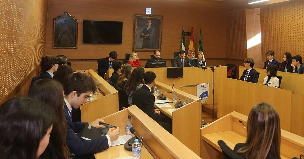 El salón de plenos del Ayuntamiento se transforma en un Parlamento Europeo para dar voz a los jóvenes