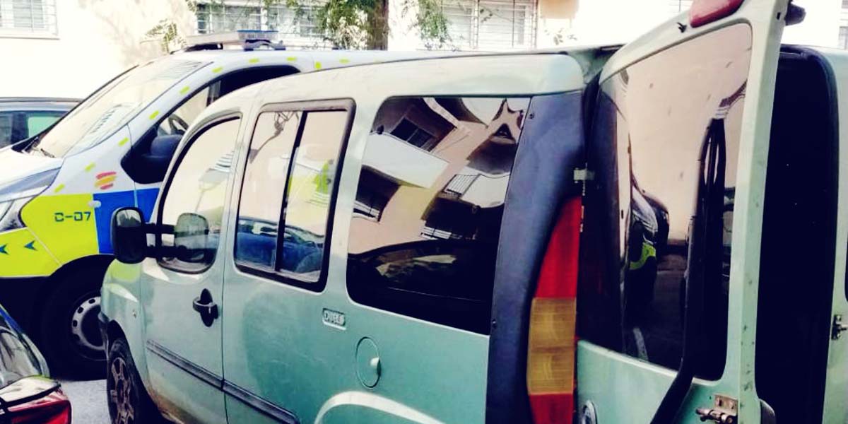 La Policía Local decomisa medio centenar de camisetas falsificadas en el mercadillo de los martes