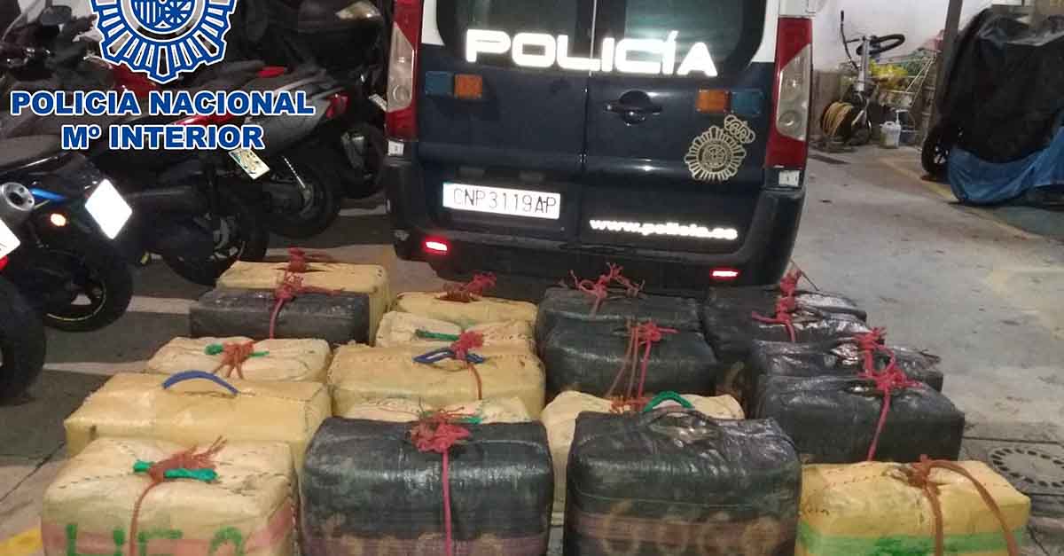 La Policía Nacional frustra un alijo de hachís interviniendo 18 fardos y una embarcación