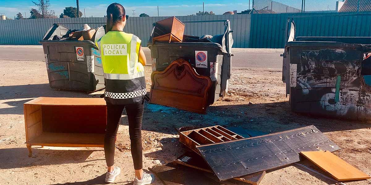 Policía Local y Limpieza continúan con su campaña para erradicar los vertederos ilegales en El Puerto