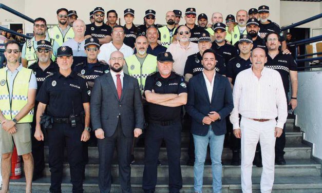 El Puerto despide con honores a uno de sus oficiales de Policía, que se jubila tras 35 años de servicio