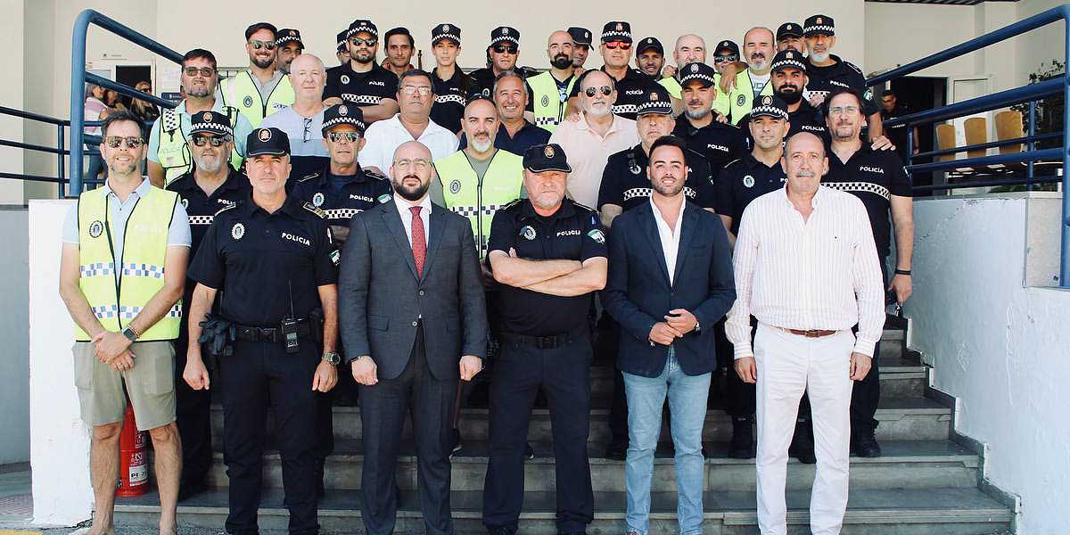 El Puerto despide con honores a uno de sus oficiales de Policía, que se jubila tras 35 años de servicio