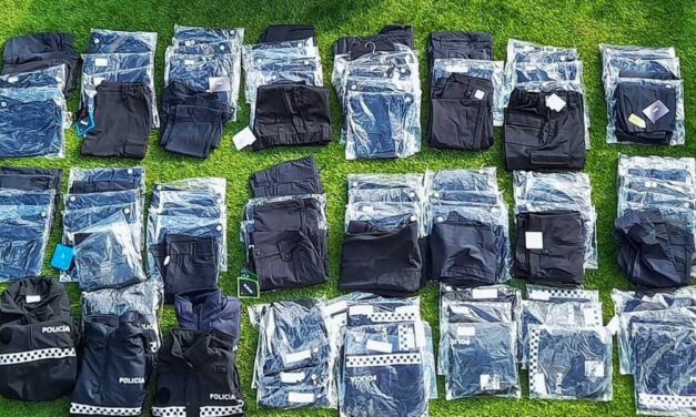La Policía Local de El Puerto dona un centenar de prendas de uniformidad a las policías valencianas