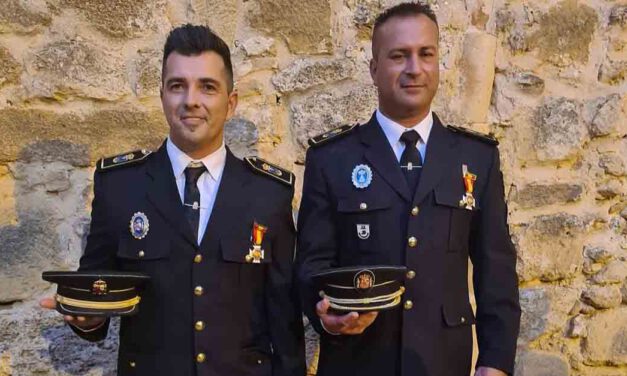 La asociación Santo Ángel de la Policía Nacional reconoce la labor y colaboración de dos policías locales