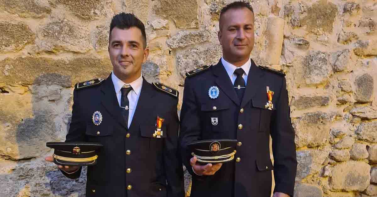 La asociación Santo Ángel de la Policía Nacional reconoce la labor y colaboración de dos policías locales
