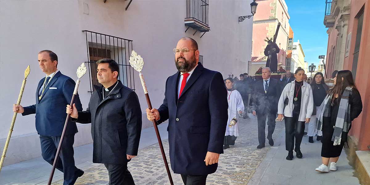 La Hermandad de los Afligidos lleva a cabo el traslado de sus titulares al Convento de las Concepcionistas