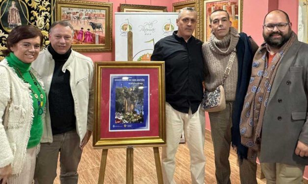 Una fotografía de Miguel Naveiro de la imagen del santo en la romería es el cartel de la XXXIII Fiesta de San Antón