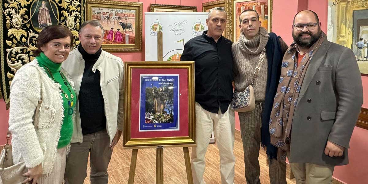 Una fotografía de Miguel Naveiro de la imagen del santo en la romería es el cartel de la XXXIII Fiesta de San Antón