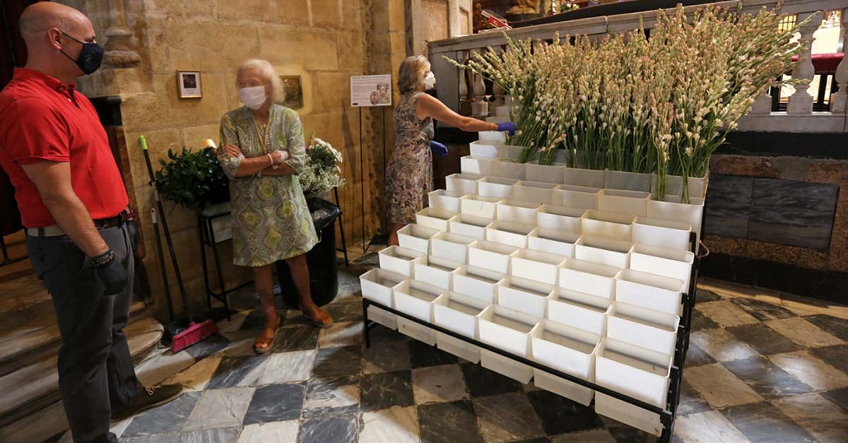 La Basílica permanece abierta hoy por la ofrenda floral a la Virgen de los Milagros