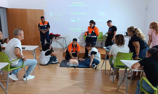 Más de 40 portuenses reciben formación sobre primeros auxilios y manejo del desfibrilador