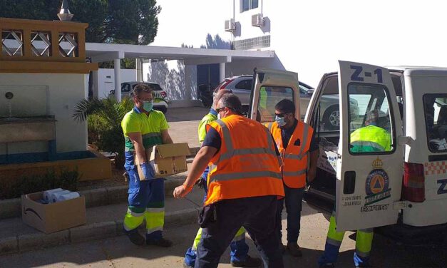 Los trabajadores de Aguas de las Galeras entregan alimentos a Protección Civil
