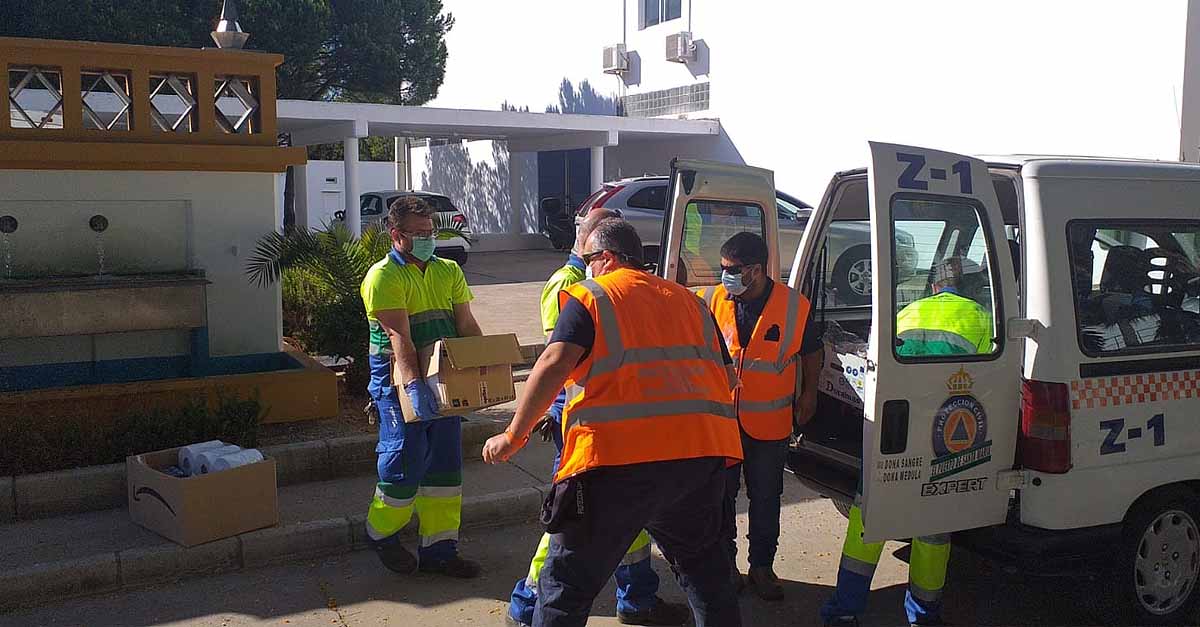 Los trabajadores de Aguas de las Galeras entregan alimentos a Protección Civil