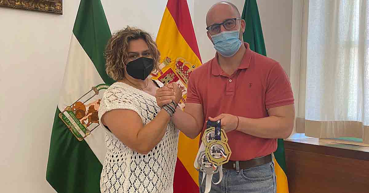 Beardo felicita a la atleta Mila Cuevas por el Campeonato de Europa Máster de Powerlifting