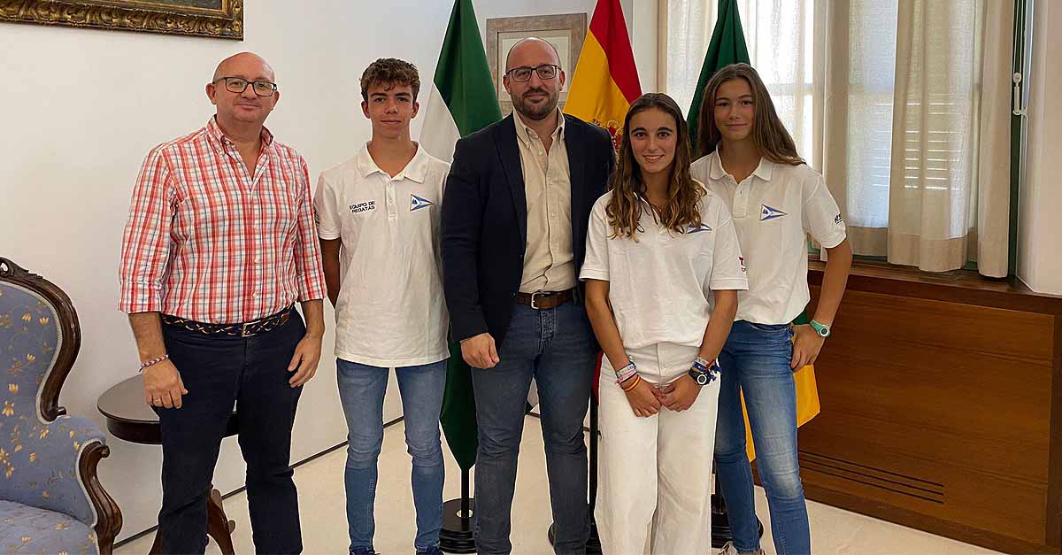 Beardo recibe a los tres regatistas portuenses clasificados para el Mundial de Windsurf 2022