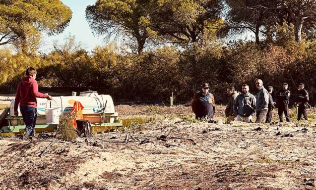 Beardo acompaña a escolares portuenses en la reforestación del Coto de la Isleta
