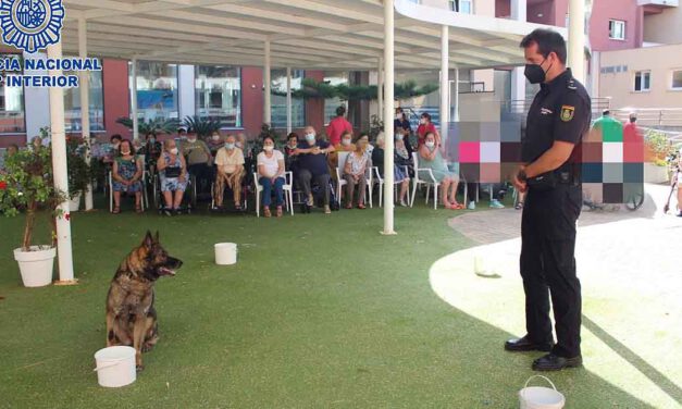 La Policía Nacional  imparte en El Puerto una charla sobre seguridad para personas mayores