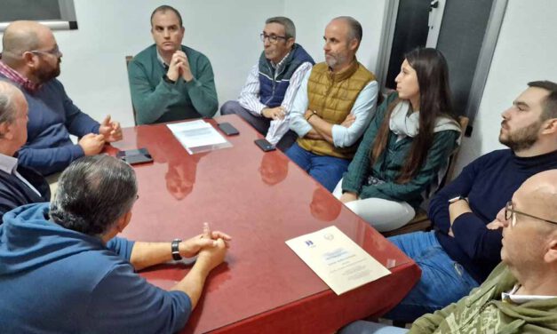 Bello se reúne con la Hermandad de los Afligidos para explicarles la marcha de la rehabilitación del antiguo Hospital de San Juan de Dios