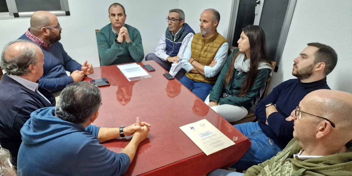 Bello se reúne con la Hermandad de los Afligidos para explicarles la marcha de la rehabilitación del antiguo Hospital de San Juan de Dios