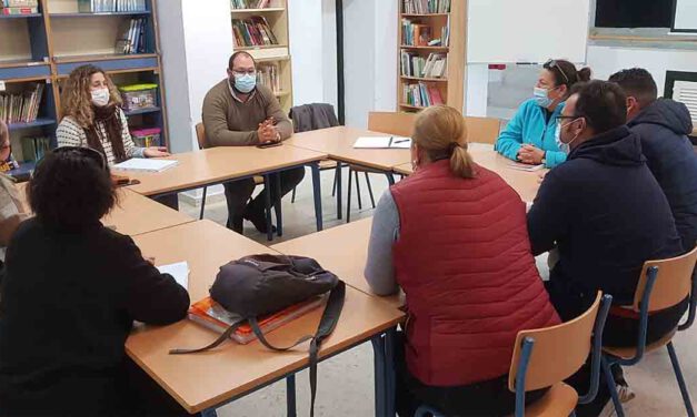 El Ayuntamiento estudia con el Ceip Castillo de Doña Blanca y los vecinos nuevas mejoras