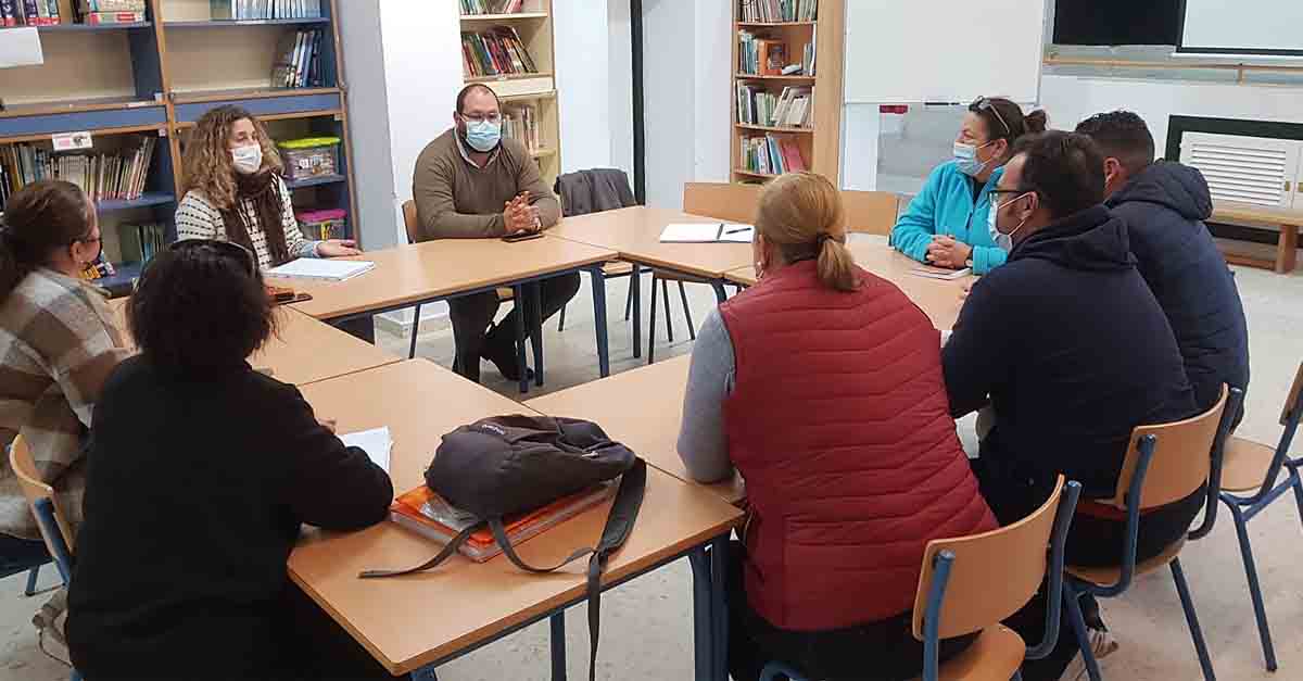 El Ayuntamiento estudia con el Ceip Castillo de Doña Blanca y los vecinos nuevas mejoras